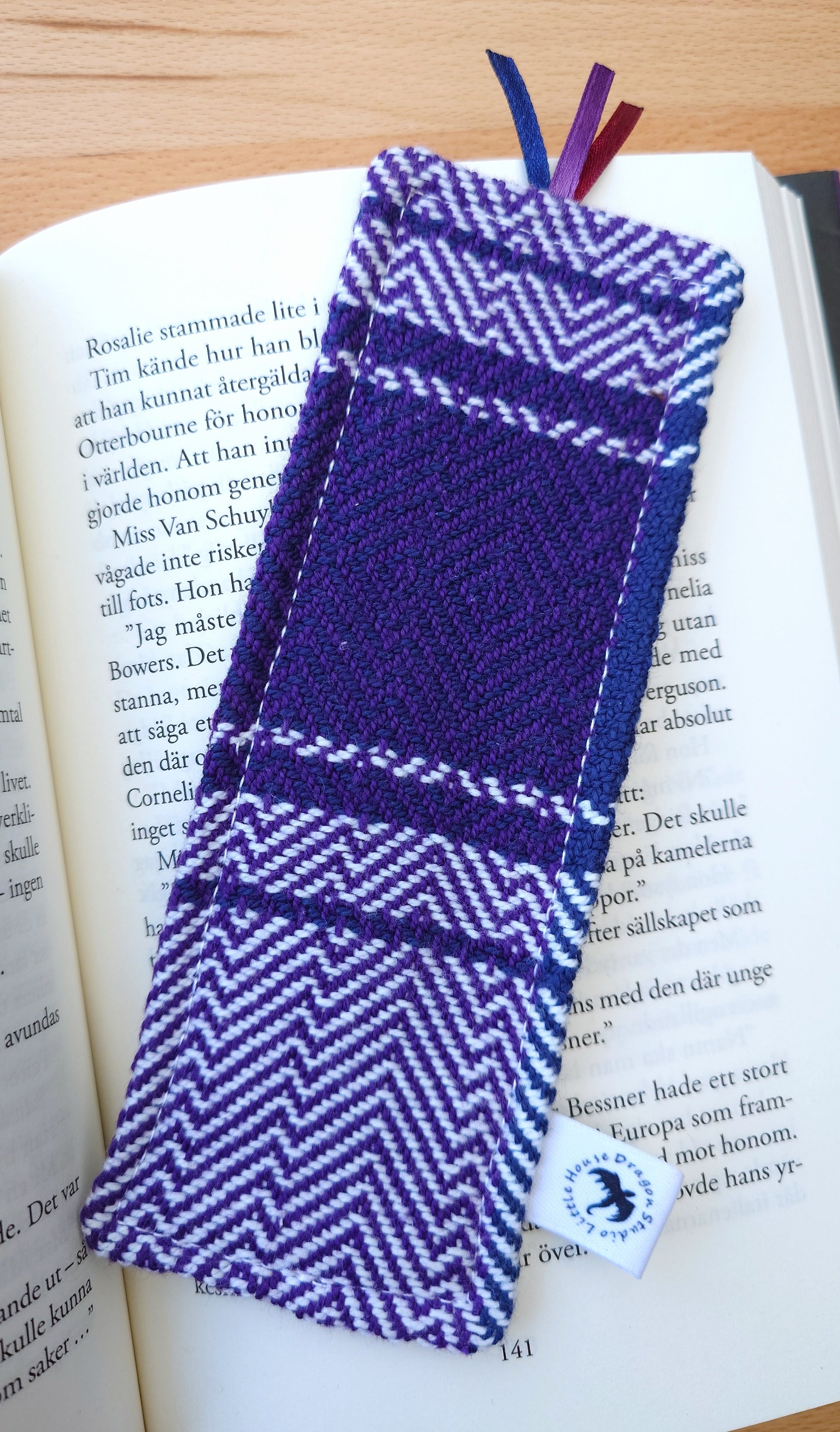 Bokmärke i handvävd tyg i blått, vitt och lila – 16,5x5,5 cm